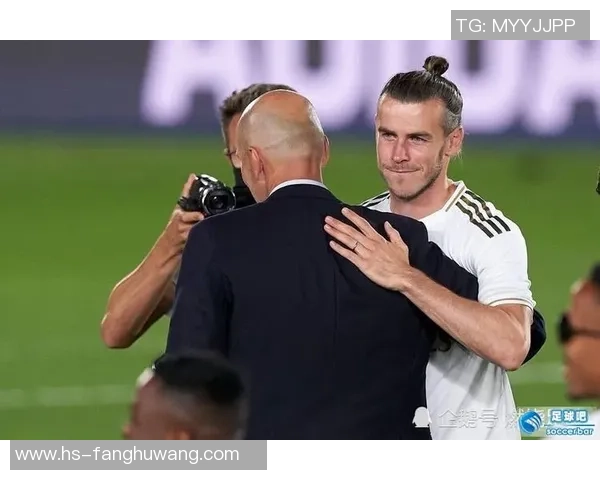 足球巨星携神秘女郎现身盛典引发现场轰动与热议